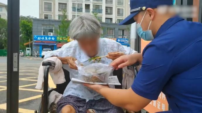 消防員為獨居老人買湯面充饑