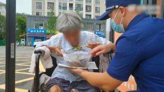 消防員為獨居老人買湯面充饑