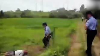 老人中暑晕倒在田间，民警将其带上警车等待急救人员