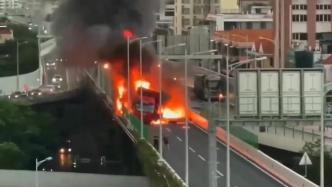 廣州機場高速一貨車起火伴有爆炸聲，交警回應正清理現場