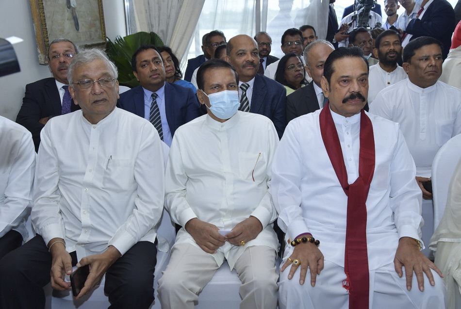 当地时间2022年7月21日，斯里兰卡首都科伦坡，议员拉克什曼·基里埃拉(左)、前总统西里塞纳(中)、前总理马欣达·拉贾帕克萨(右)出席新当选总统维克勒马辛哈的宣誓就职仪式。VCG111392940060.jpg