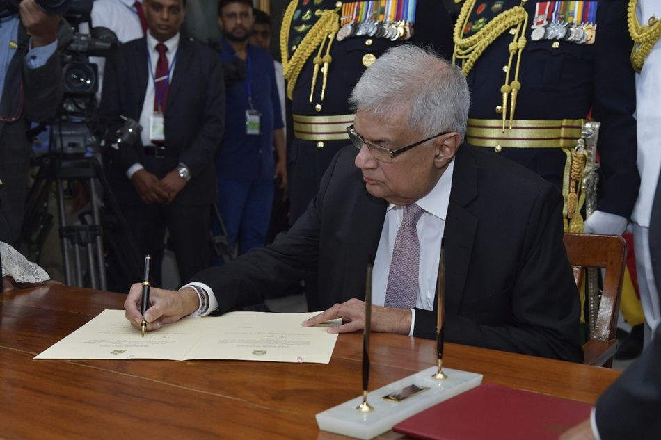 当地时间2022年7月21日，斯里兰卡科伦坡，维克勒马辛哈宣誓就职斯里兰卡总统后签字。VCG111392939349.jpg