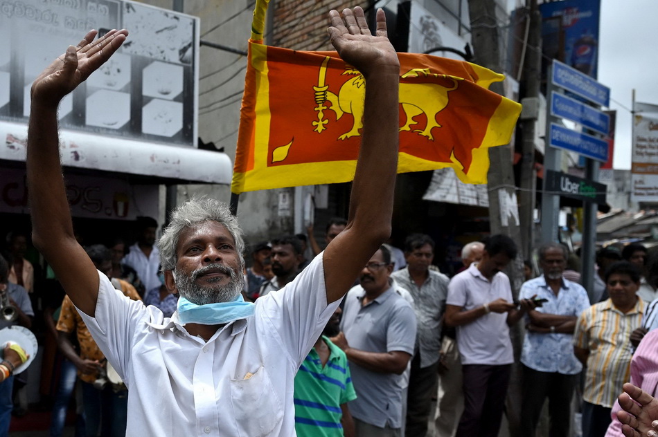 当地时间2022年7月20日，斯里兰卡议会举行投票选举新总统，临时总统维克拉马辛哈当选斯里兰卡新总统。支持者在街头庆祝VCG111392788512.jpg
