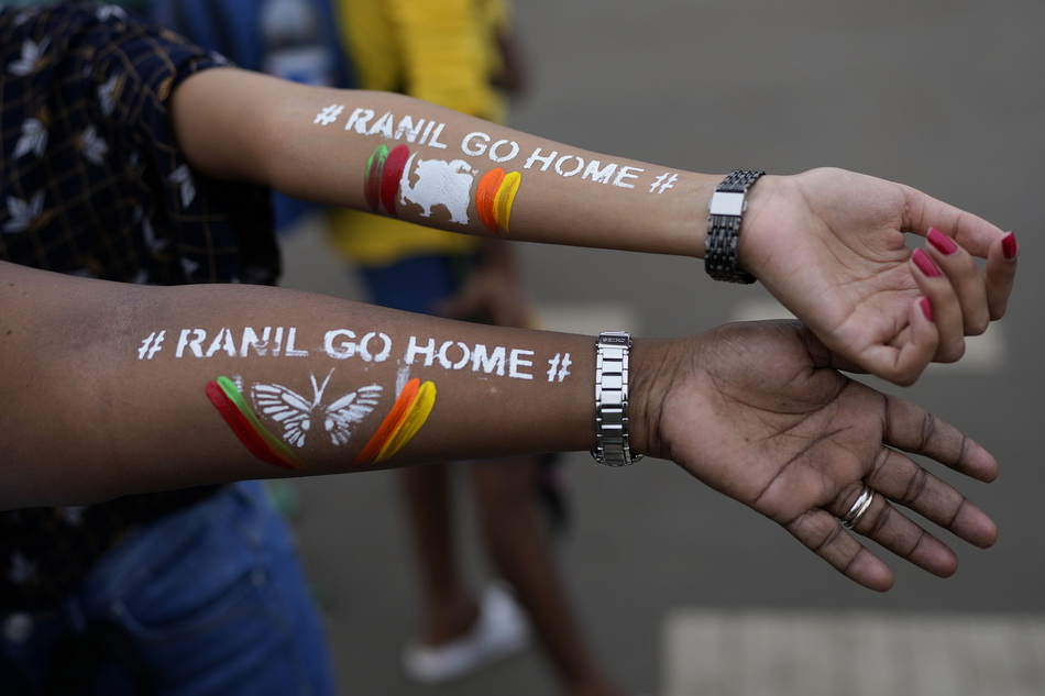 当地时间2022年7月17日，斯里兰卡科伦坡，女孩们展示着绘有“拉尼尔回家”字样的手臂，“拉尼尔回家”指的是总理维克勒·马辛哈。VCG111392376322.jpg