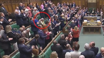 英首相约翰逊议会上演告别秀，特蕾莎·梅为何不鼓掌？