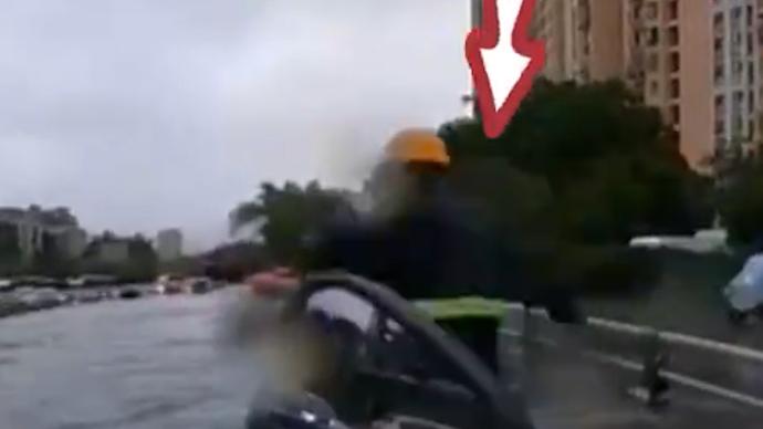 路人被困積水，山東兩位“安全帽大叔”出手救援