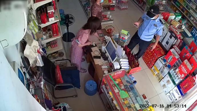 疫情防控点执勤民警到便利店买水，店主拒绝收款