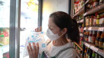 “买啥都要带点冰”，上海一街边小店最热时日均售冰40多包
