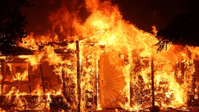 早安·世界｜美國加州山火肆虐，超4500英畝土地被燒焦