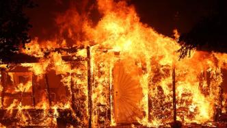早安·世界｜美国加州山火肆虐，超4500英亩土地被烧焦