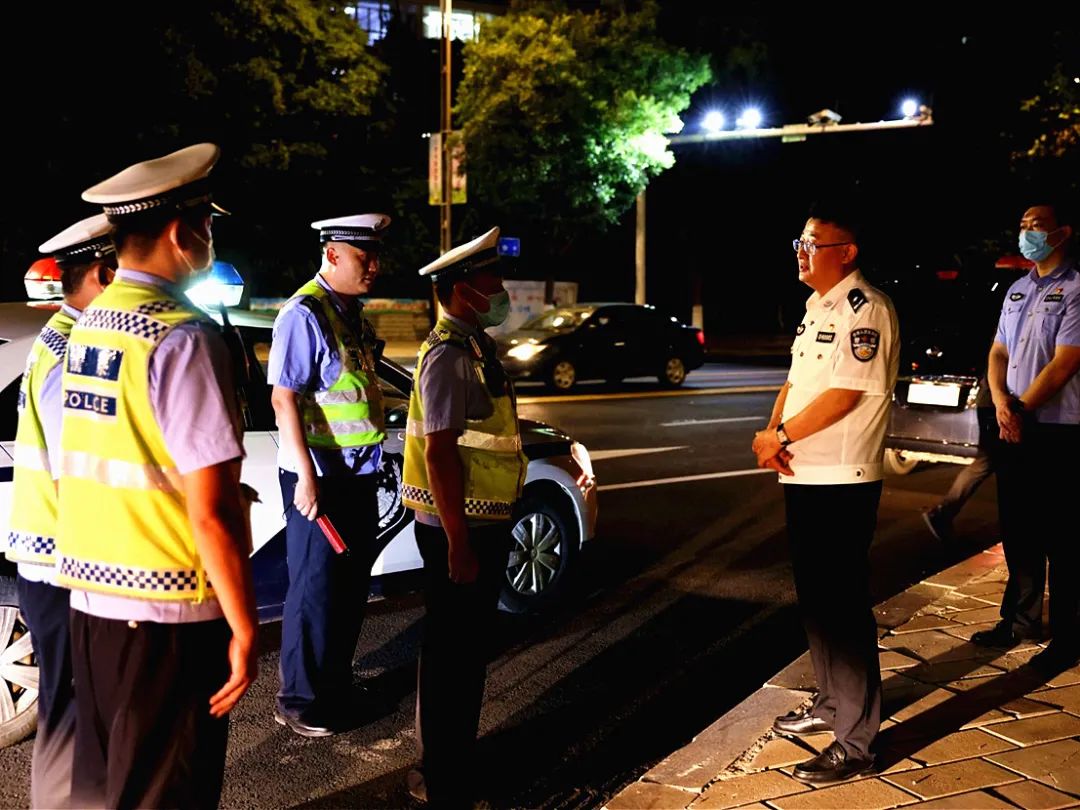 赤峰公安推进夏夜治安巡查行动,已抓获现行违法嫌疑人87人_澎湃内蒙古