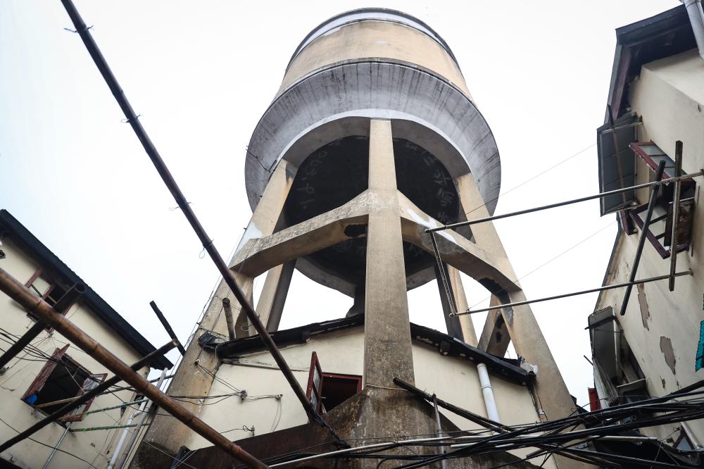 水塔是建国东路68街坊,67街坊(东块)的地标,建造于七八十年前.