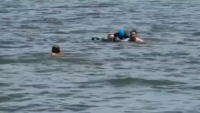 葫芦岛男子下海摸海螺被困，俩男子救人后悄然离开