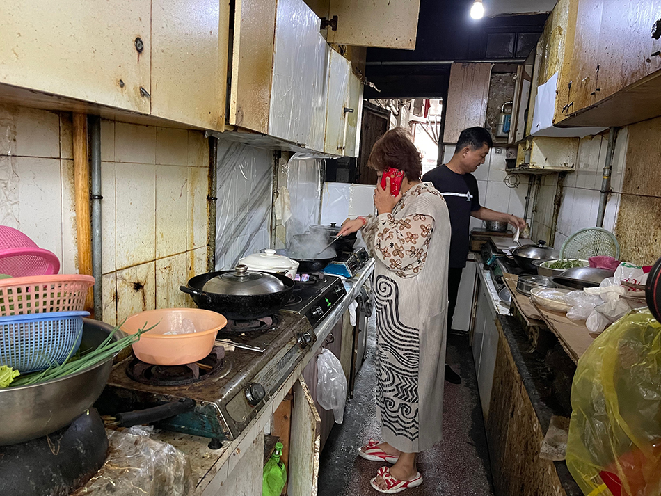 住戶們在公用廚房內燒菜。 澎湃新聞記者 李菁 攝