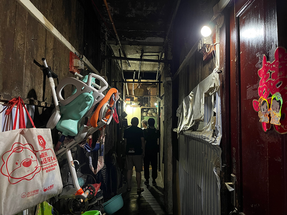 上海美專舊址，二樓狹窄的過道邊上掛滿了住戶的生活用品。 澎湃新聞記者 李菁 攝