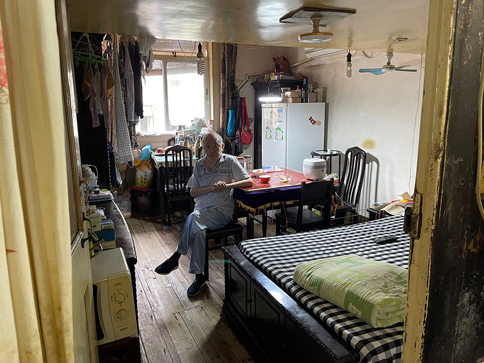 上海美專舊址，一位老人坐在家中。 澎湃新聞記者 李菁 攝