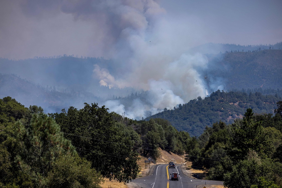 当地时间2022年7月24日，美国加州马里波萨县，橡树林发生火灾，升起浓烟。VCG111393458808.jpg