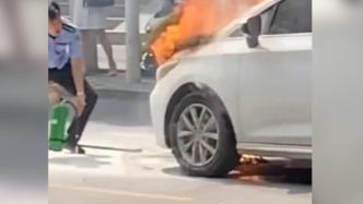 小车突然自燃，民警裸臂撬引擎盖救火