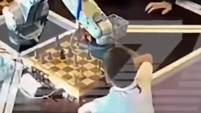 俄7岁男孩与机器人比赛下棋，手指被夹骨折