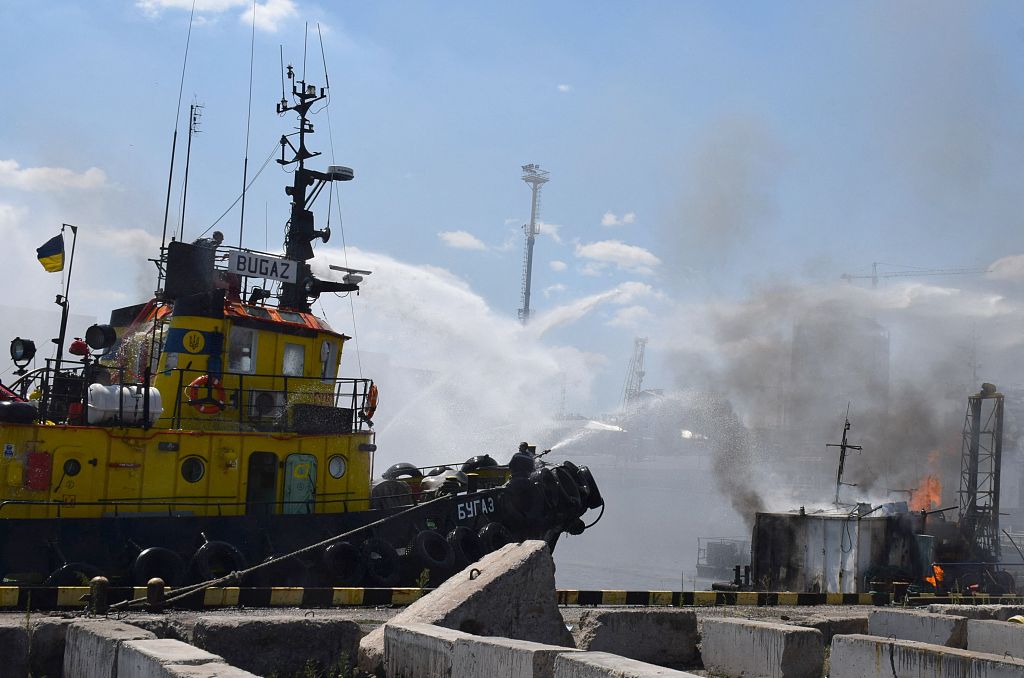 當地時間2022年7月23日，烏克蘭敖德薩港被導彈擊中后，烏克蘭消防員在一艘燃燒的船上滅火。人民視覺 圖