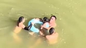 男子救落水女孩体力不支险溺水，旁边两人相助接力救回