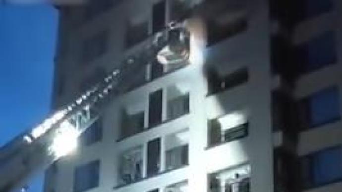 高层小区楼道杂物起火逃生通道被堵，消防员出动云梯救人
