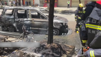 轿车停在路边突然起火，周围车辆遭殃被烧