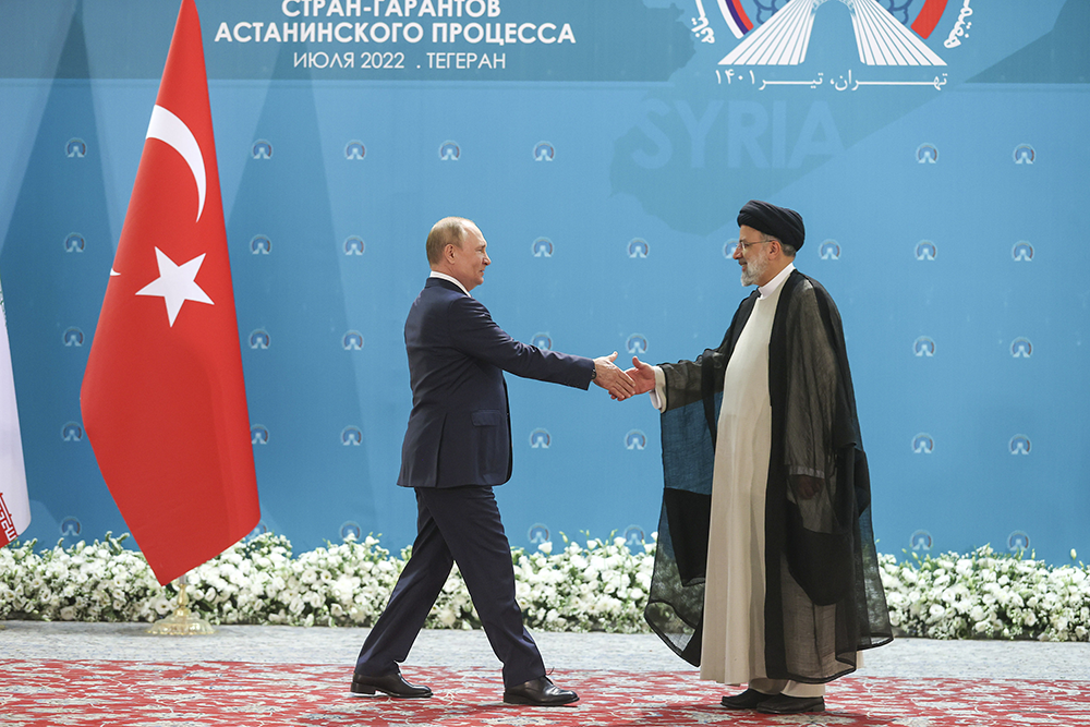 当地时间2022年7月19日，伊朗德黑兰，伊朗总统莱希在会前欢迎俄罗斯总统普京（左）。人民视觉  资料图