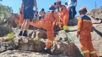游客摔伤被困峡谷深处，消防员轮番抬其下山