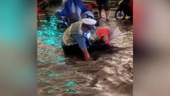 暴雨后道路积水严重，郑州交警徒手清理下水道