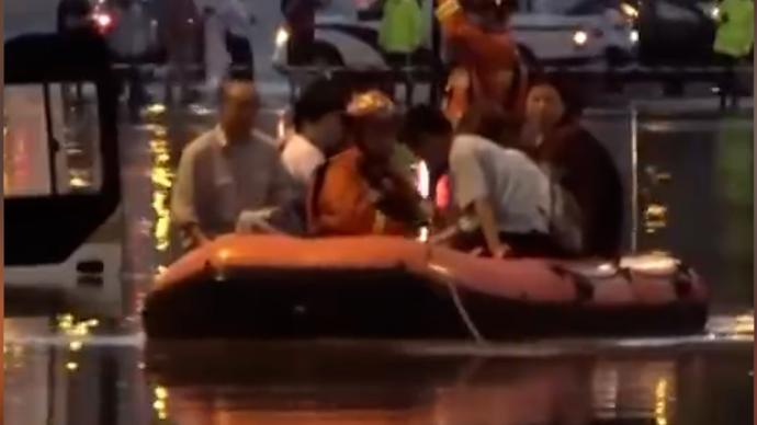 益阳一公交车驶入积水，消防争分夺秒救出27人