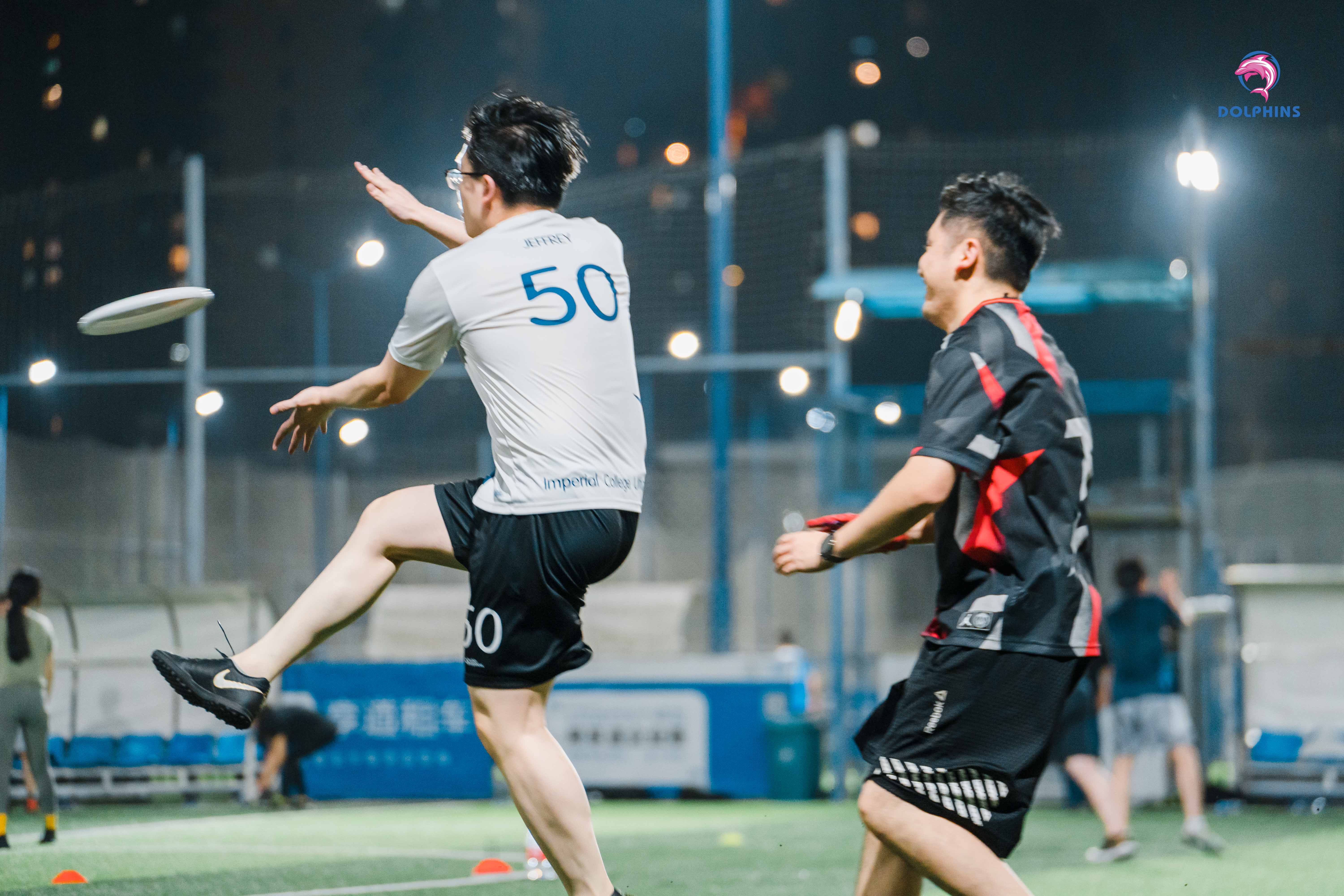 赛场上奔跑的王森(右)