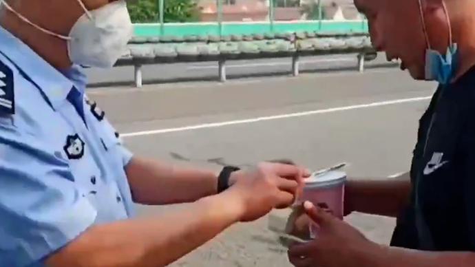 車輛拋錨司機被困高速,交警送出自己的早飯