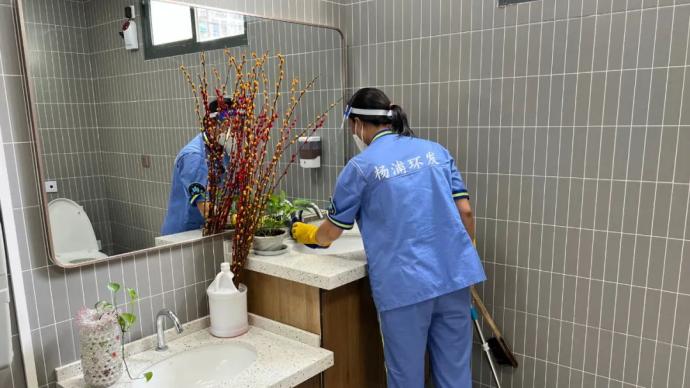 上海杨浦这座“最美公厕”里的保洁员，如何"盛夏作业”？