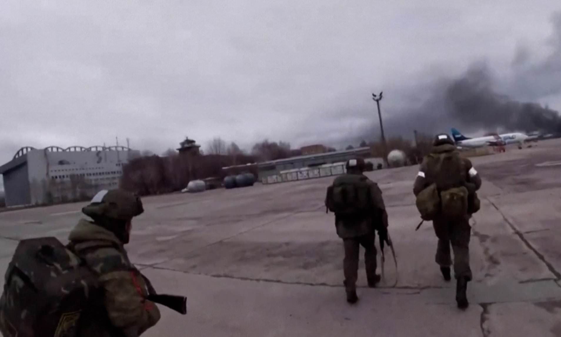 俄方公布的俄空降兵突袭戈斯托梅利机场视频截图。