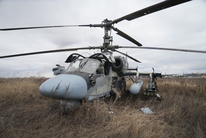被击中后迫降地面的卡-52武装直升机。