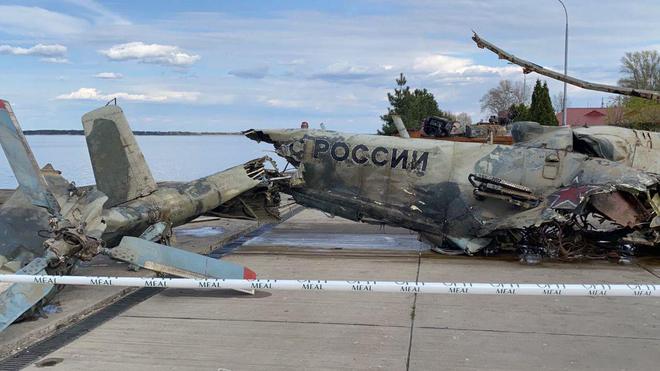 乌克兰从基辅水库中打捞出的米-24武装直升机残骸。