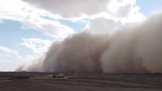 视频丨内蒙古一地遇沙尘天气，超百米沙墙席卷而来