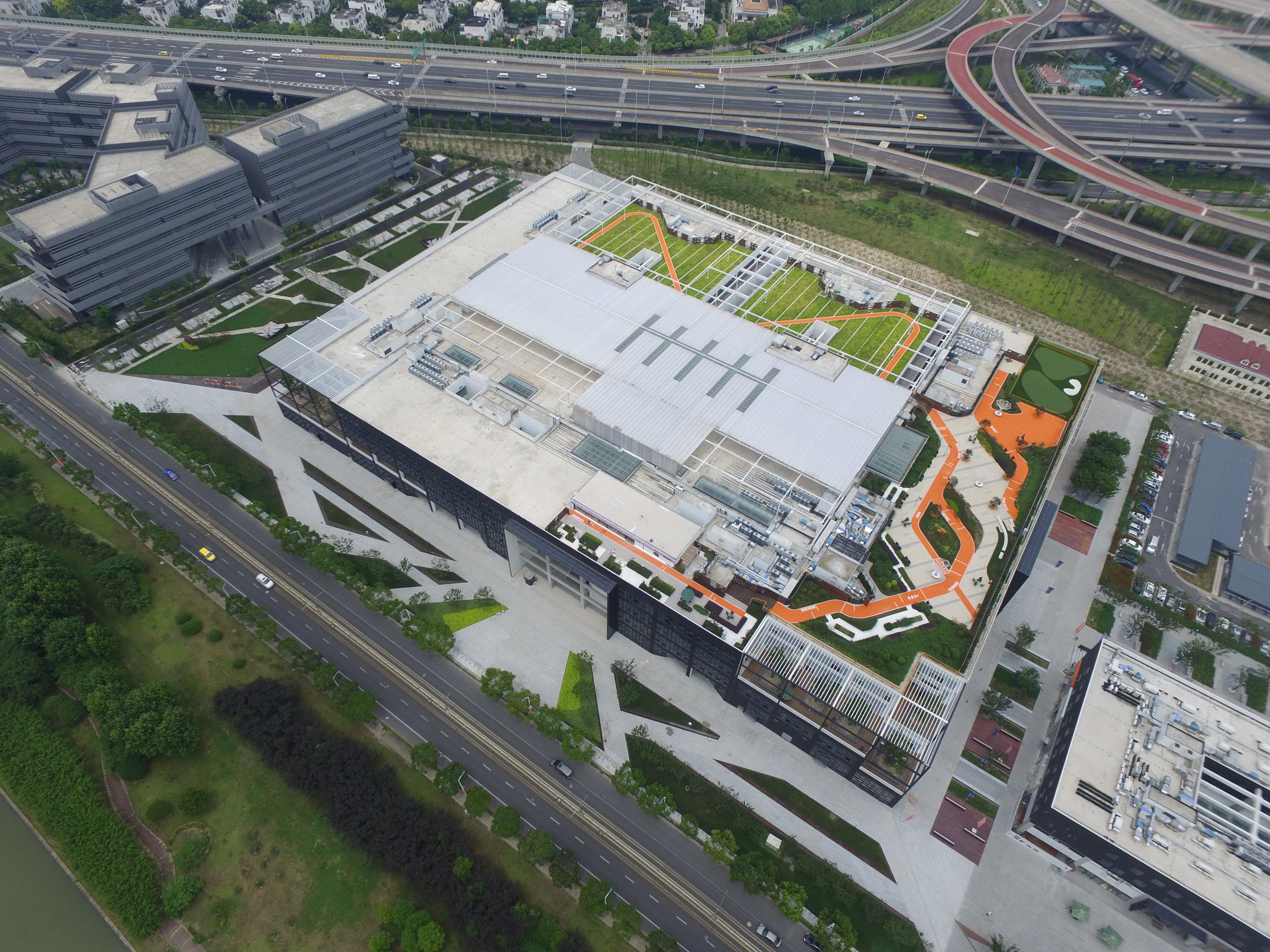 张江国创中心实景除此之外,在城市更新的建筑中,万科也将健康运动理念