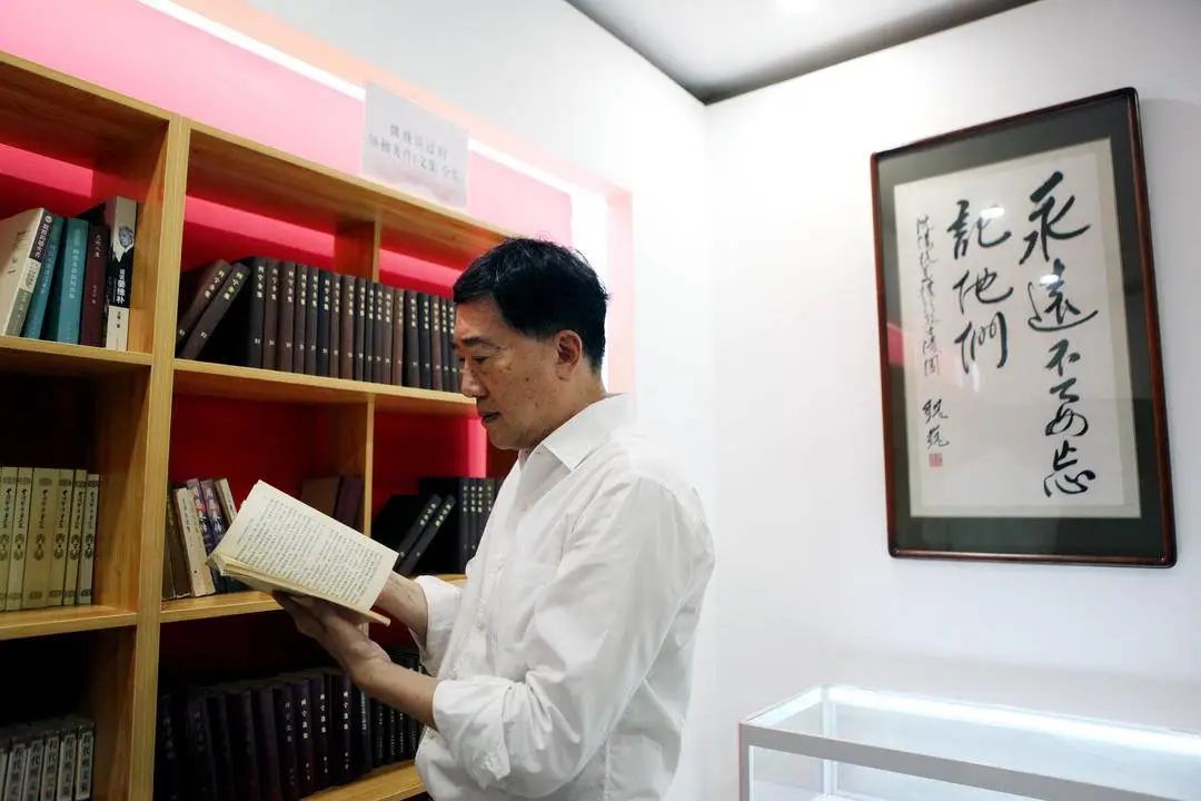 魏猛在翻阅父亲的藏书.