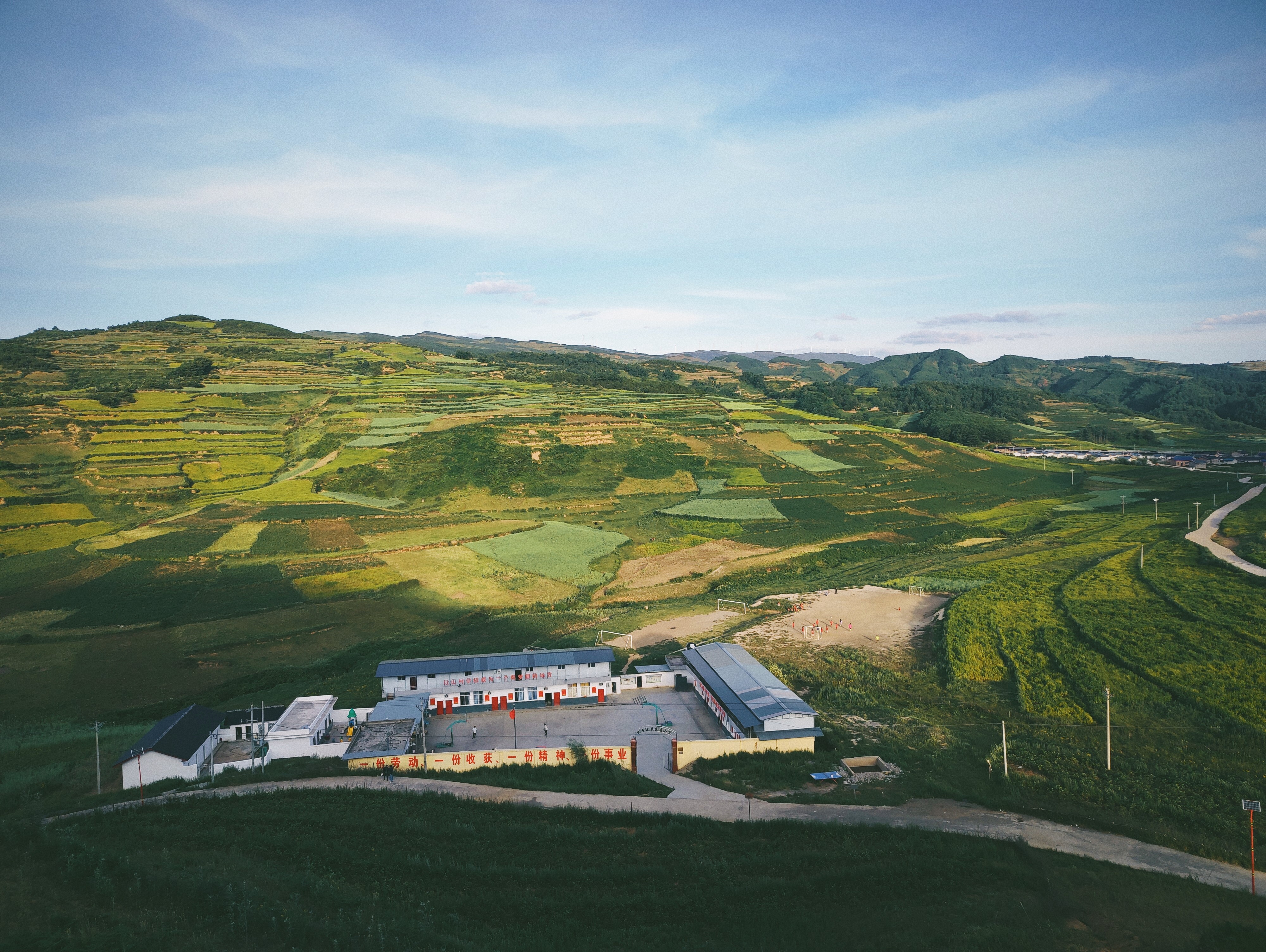 坐落在大凉山深处的瓦吾小学.