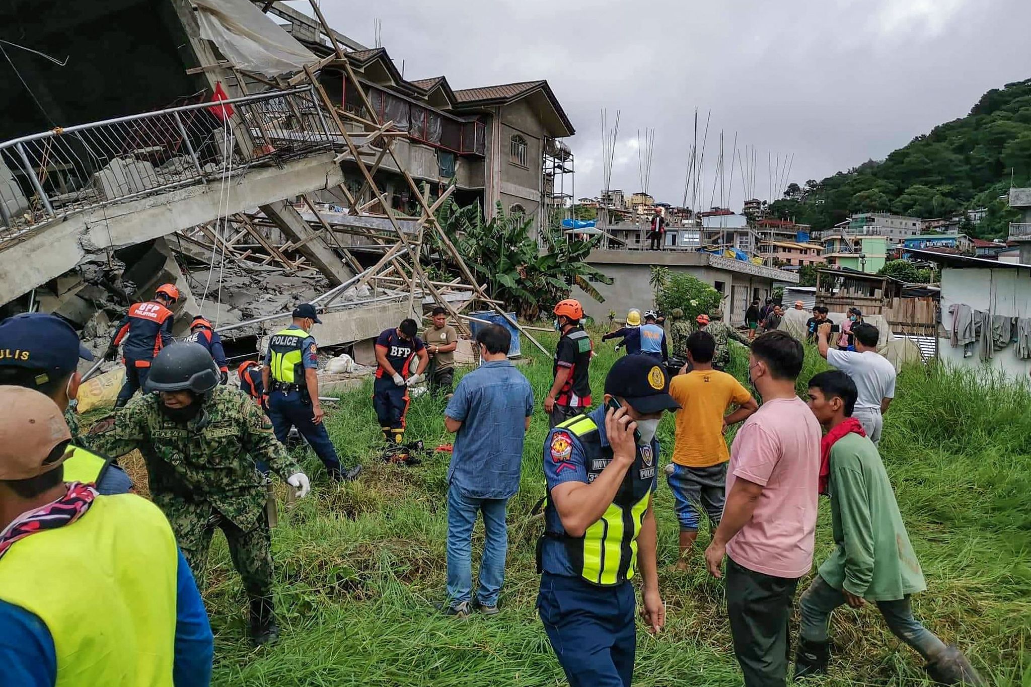 菲律宾6.4级地震致5人死亡 民众疏散避难