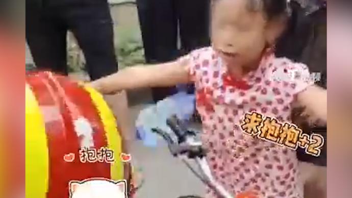 女孩骑车不小心卡脚，脱险后求消防员“抱抱”