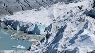 阿尔卑斯山冰川以创纪录速度融化，马特洪峰因雪少暂停滑雪