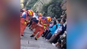 游客爬泰山突发疾病，消防员将其抬到山顶救助站