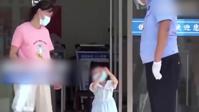 幼童耳蝸沒電遇疫情交通管控,民警幫其重獲新“聲”