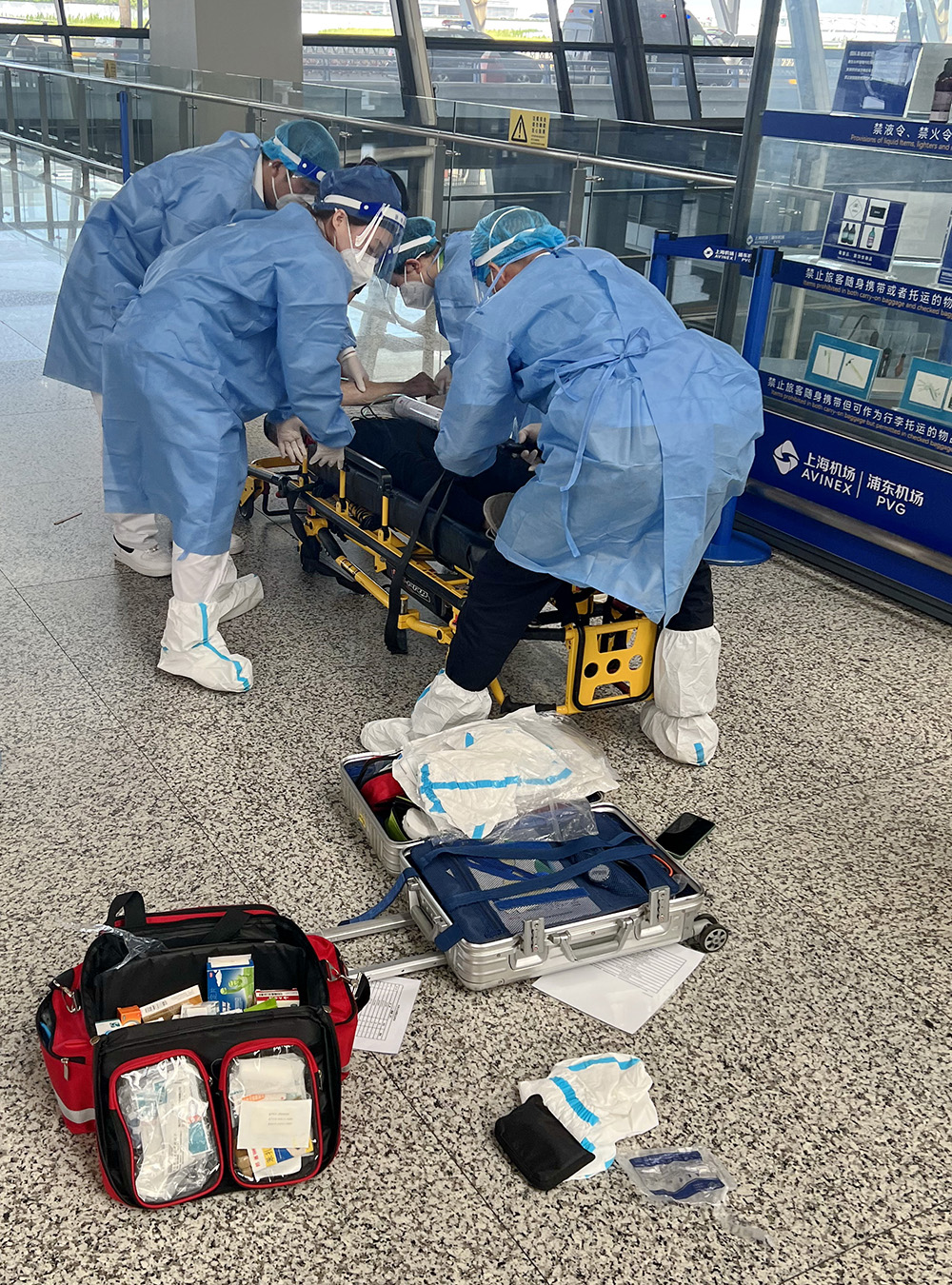 2022年7月28日，上海浦东机场医疗急救站医护人员救治一名心跳呼吸骤停旅客  受访者供图