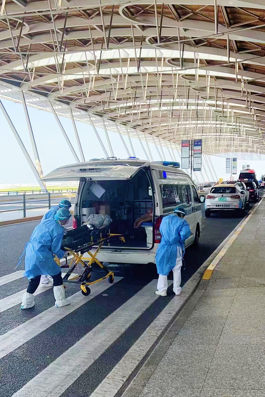 上海浦东机场医疗急救站医护人员救治一名心跳呼吸骤停旅客  受访者供图