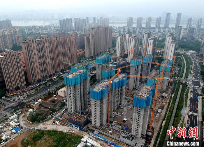资料图：正在建设的住宅区。(无人机拍摄) 中新社记者 吕明 摄