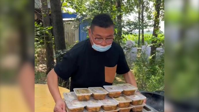 河南商丘一小哥為鎮上防控點送愛心午餐